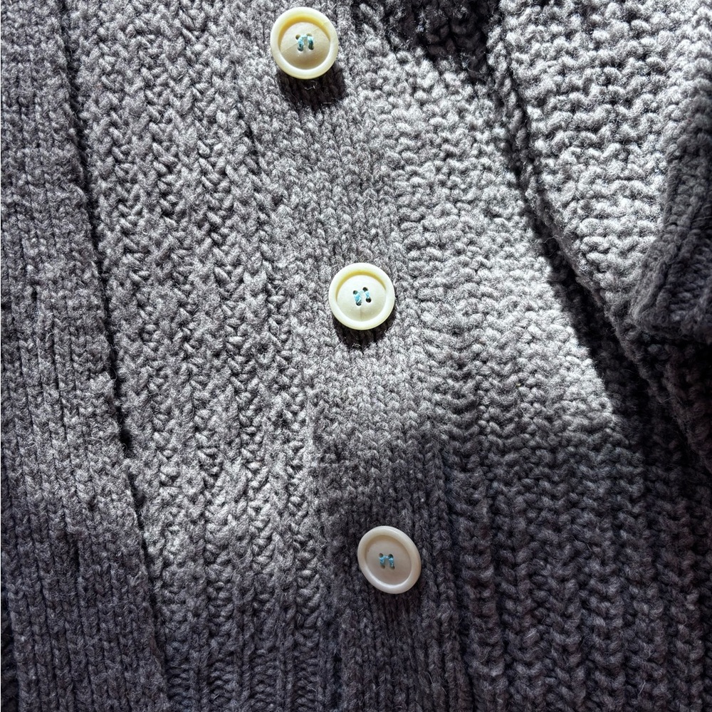 Babaa no 18 Cardigan in grey with blue stitches on buttons - Picture 2 of 3